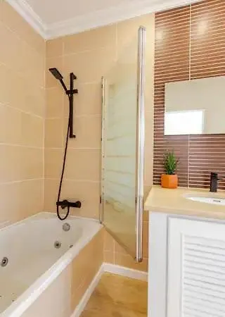 度假居 Brisamarvilas Sea View, 5 Min Walk To Town & 12e13