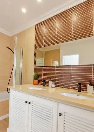 Brisamarvilas Sea View, 5 Min Walk To Town & 12e13 Dom wakacyjny