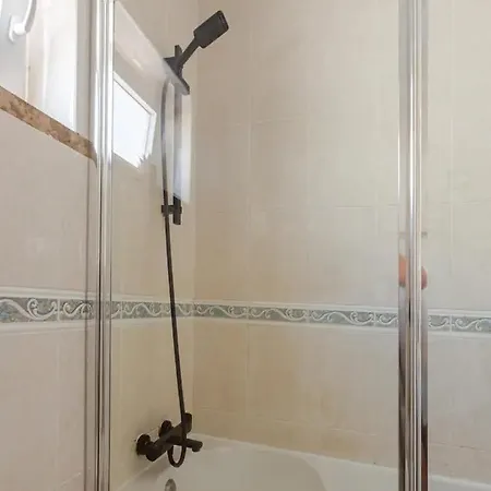 Dom wakacyjny Brisamarvilas Sea View, 5 Min Walk To Town & 12e13 *